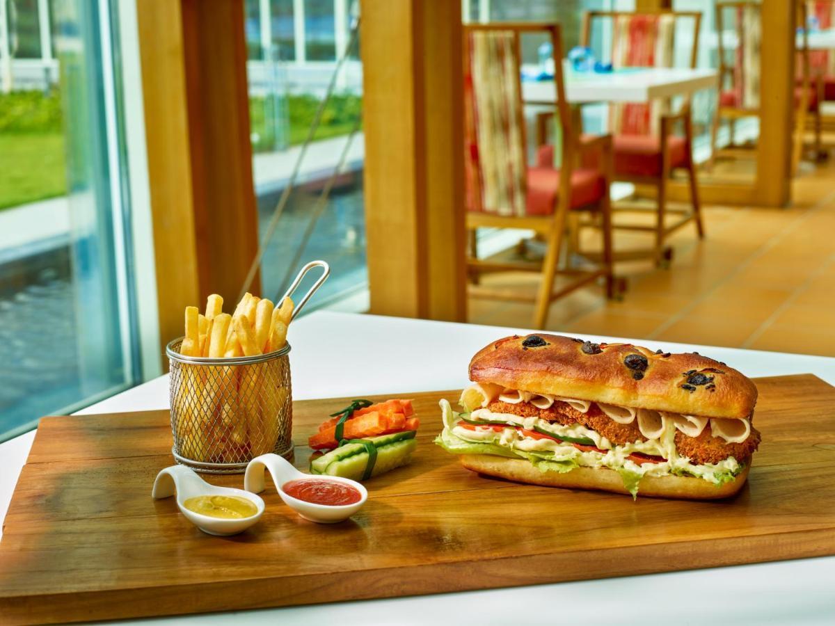 O By Tamara, Trivandrum Thiruvananthapuram ภายนอก รูปภาพ A chicken sub
