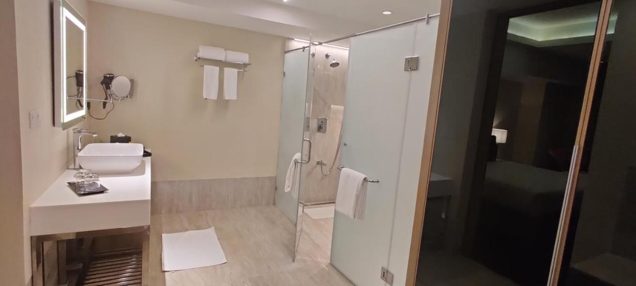 O By Tamara, Trivandrum Thiruvananthapuram ภายนอก รูปภาพ A shower with a sliding door